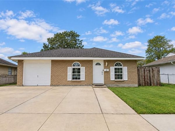 748 OAKWOOD Drive , Gretna, LA 70056