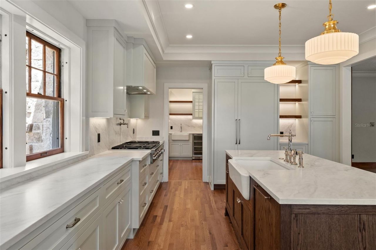 250 Mirror Lake Drive N, Saint Petersburg, FL 33701 Photo