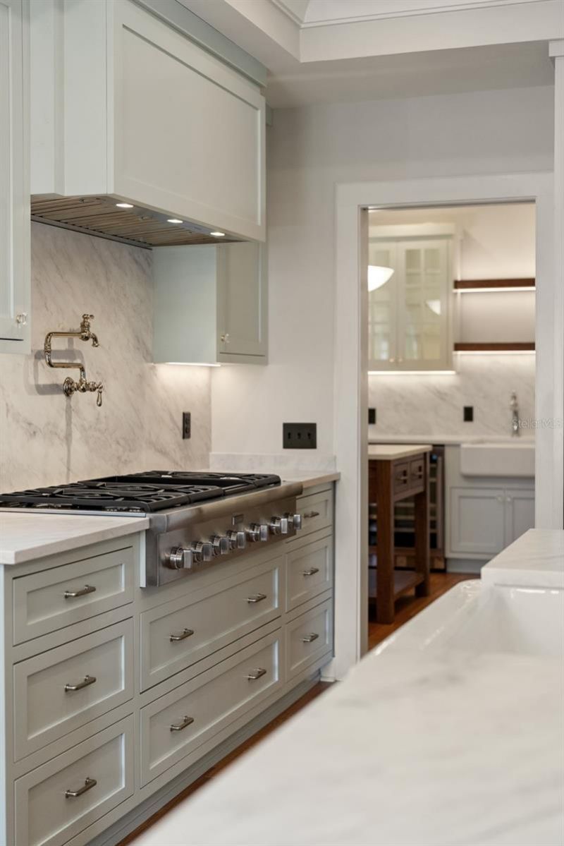 250 Mirror Lake Drive N, Saint Petersburg, FL 33701 Photo