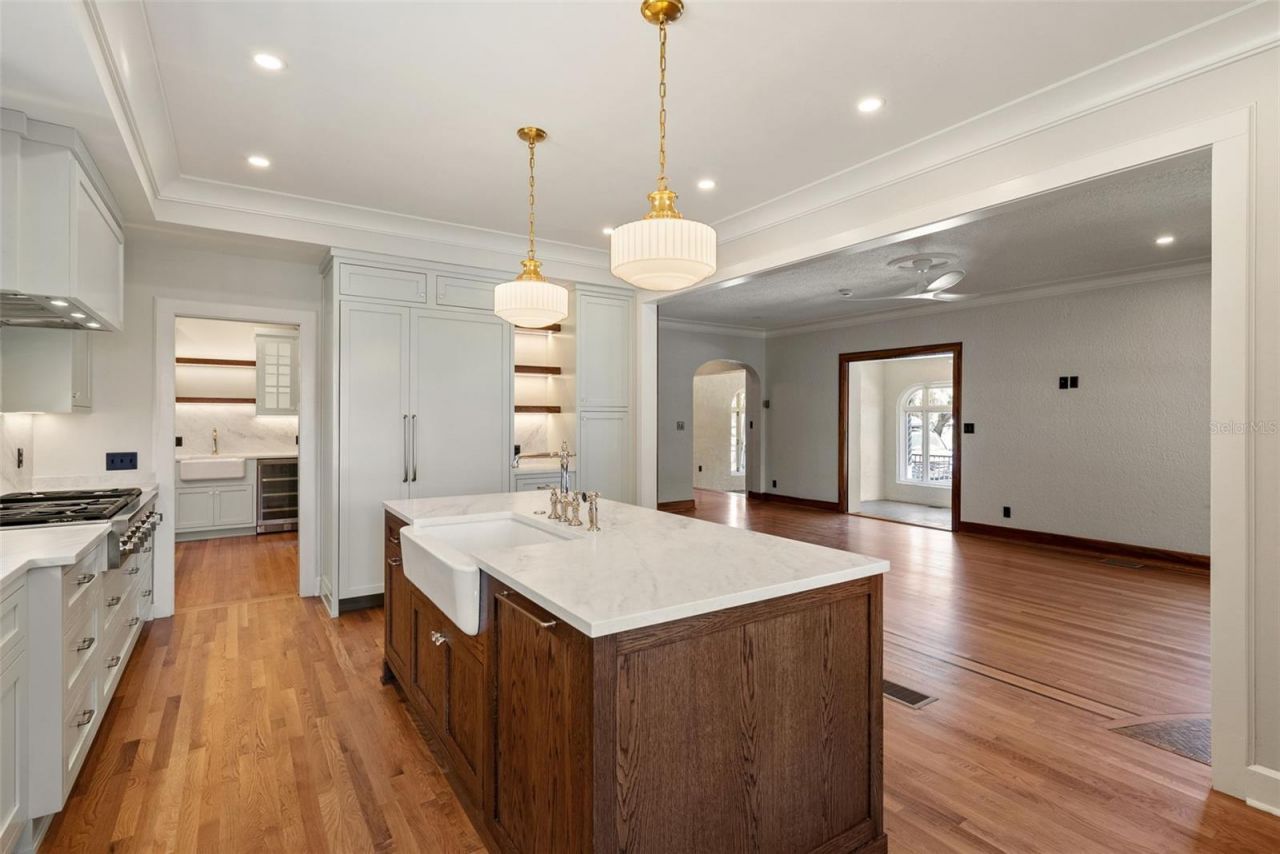 250 Mirror Lake Drive N, Saint Petersburg, FL 33701 Photo