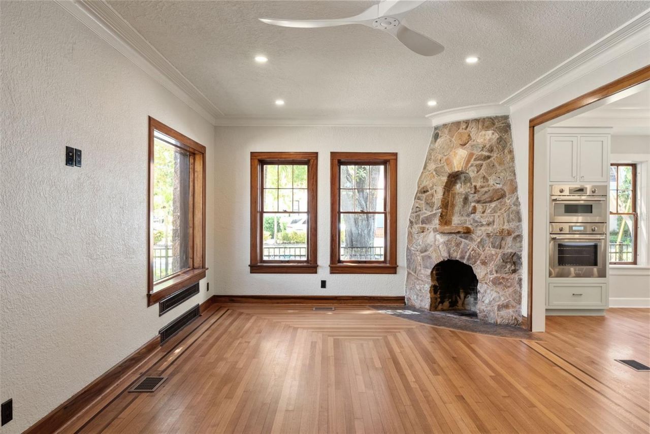 250 Mirror Lake Drive N, Saint Petersburg, FL 33701 Photo
