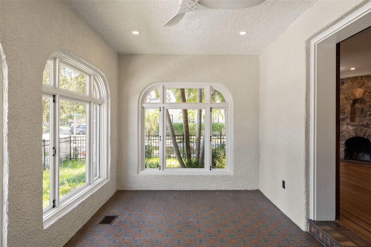 250 Mirror Lake Drive N, Saint Petersburg, FL 33701 Photo