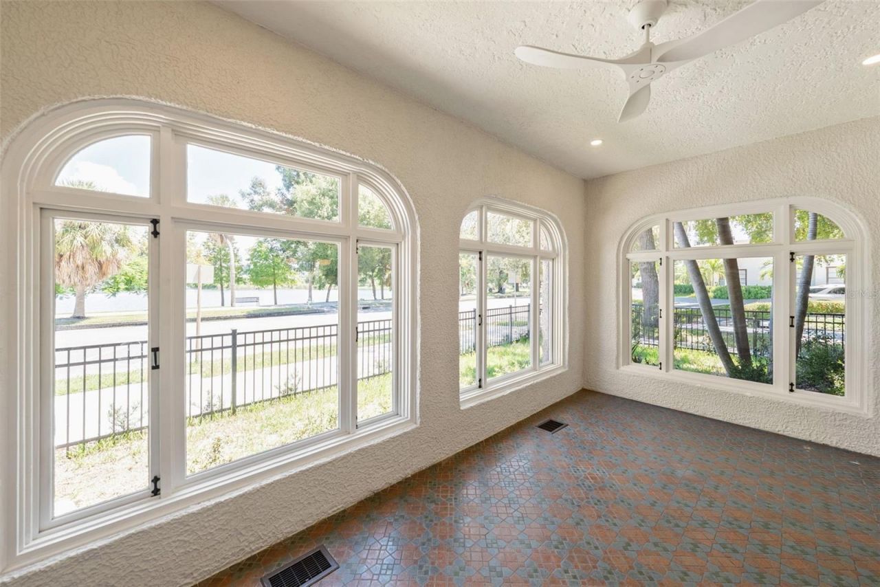 250 Mirror Lake Drive N, Saint Petersburg, FL 33701 Photo