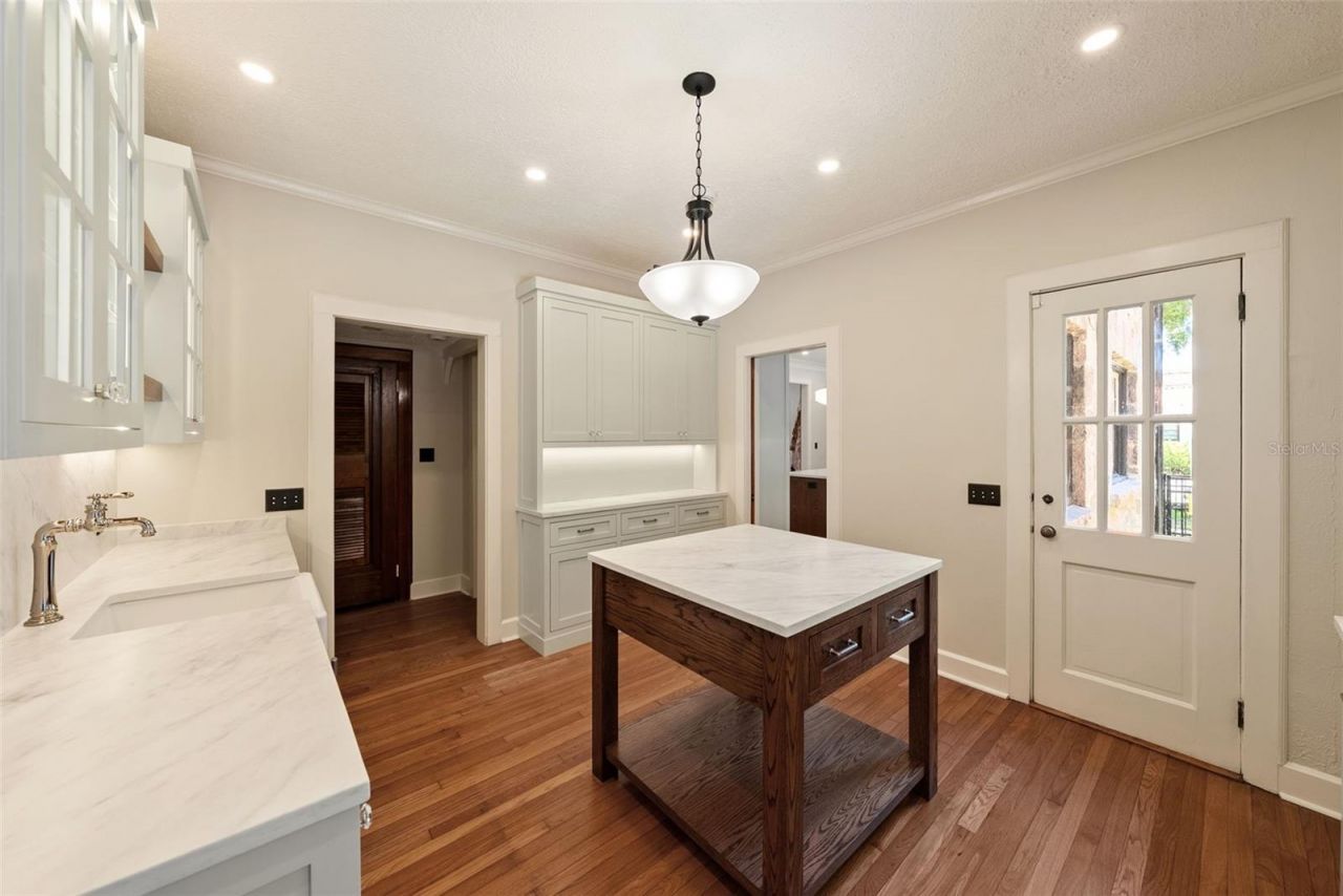 250 Mirror Lake Drive N, Saint Petersburg, FL 33701 Photo