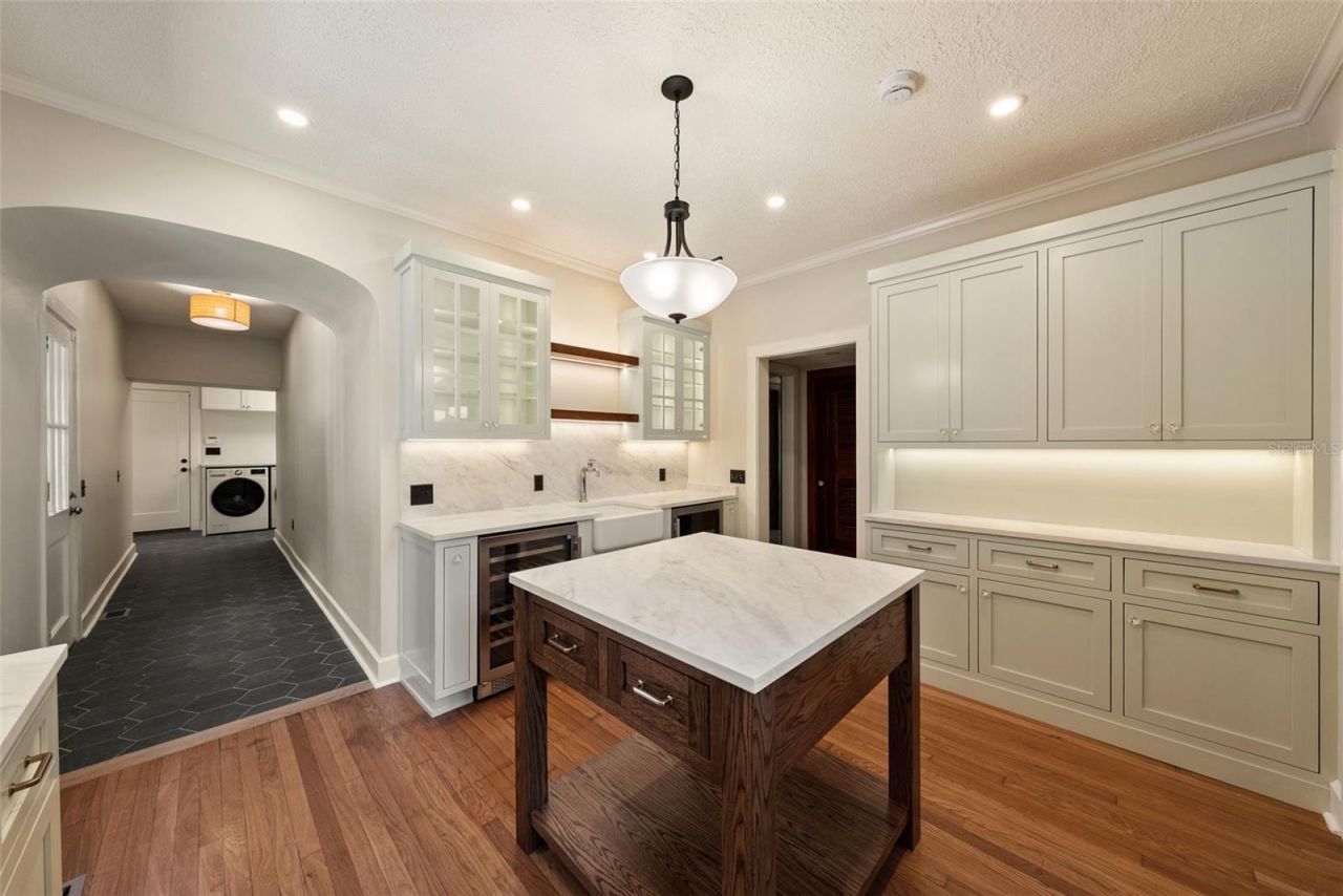 250 Mirror Lake Drive N, Saint Petersburg, FL 33701 Photo