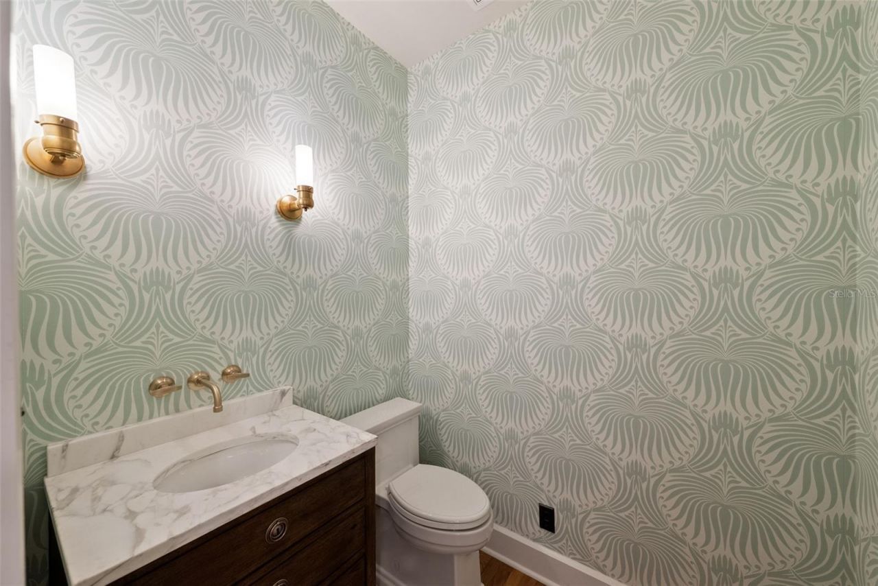 250 Mirror Lake Drive N, Saint Petersburg, FL 33701 Photo