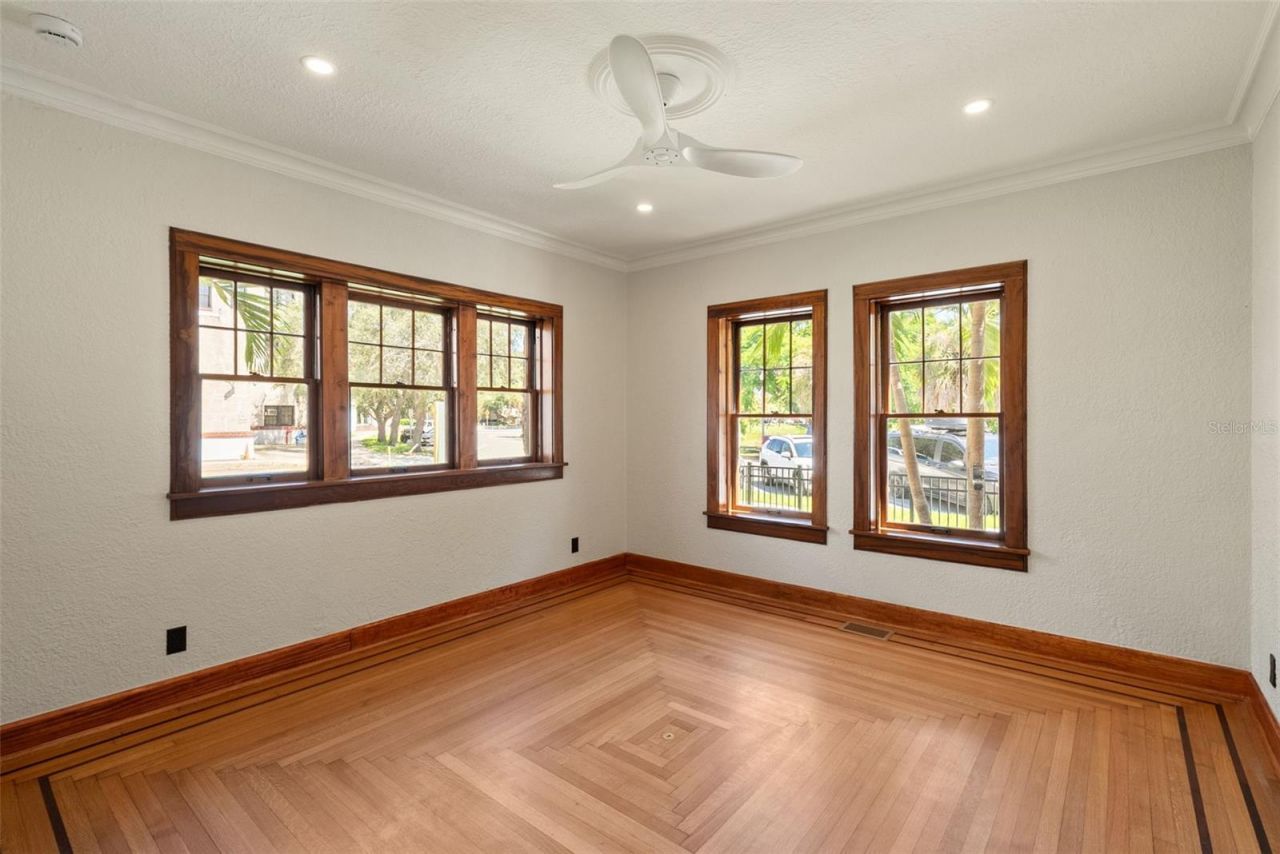 250 Mirror Lake Drive N, Saint Petersburg, FL 33701 Photo