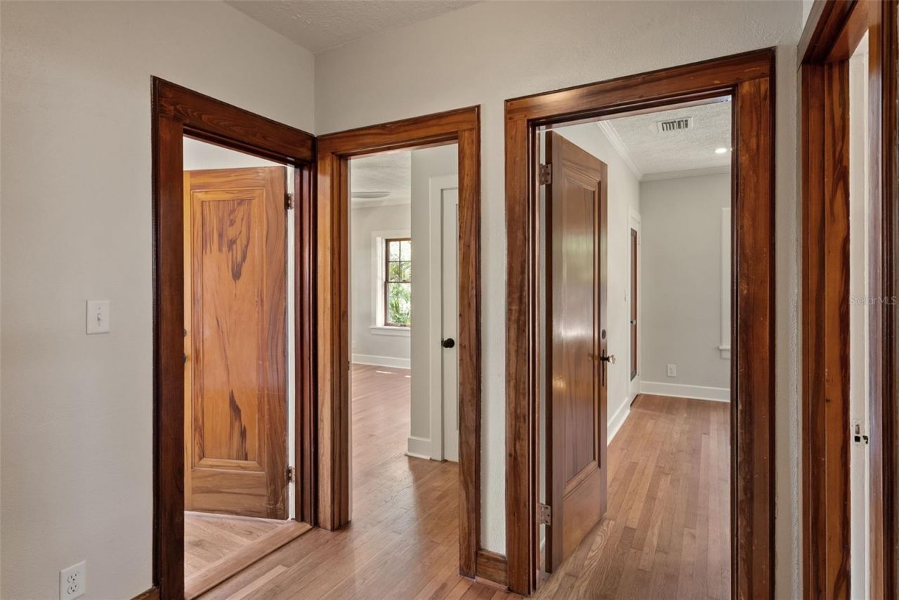 250 Mirror Lake Drive N, Saint Petersburg, FL 33701 Photo