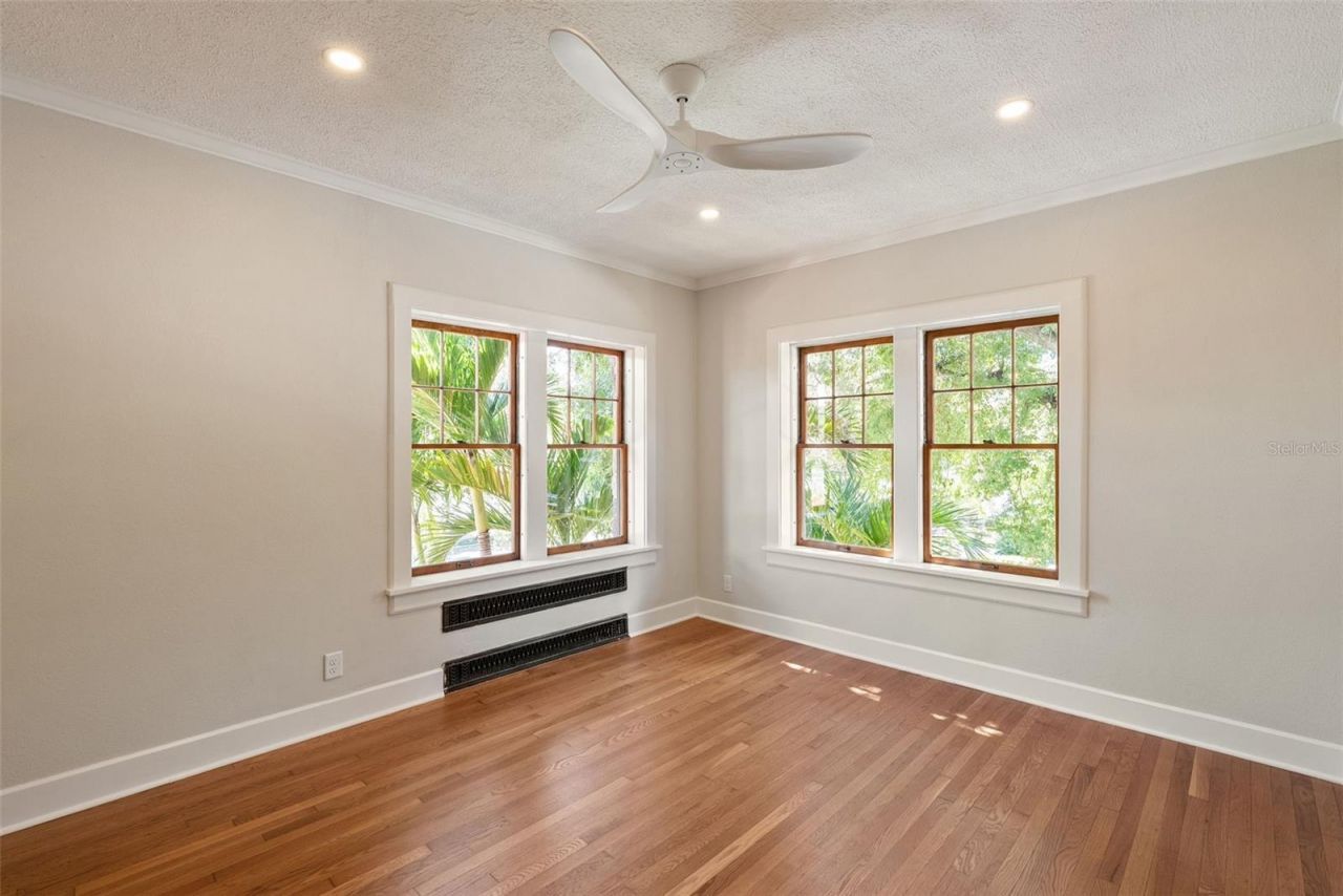 250 Mirror Lake Drive N, Saint Petersburg, FL 33701 Photo