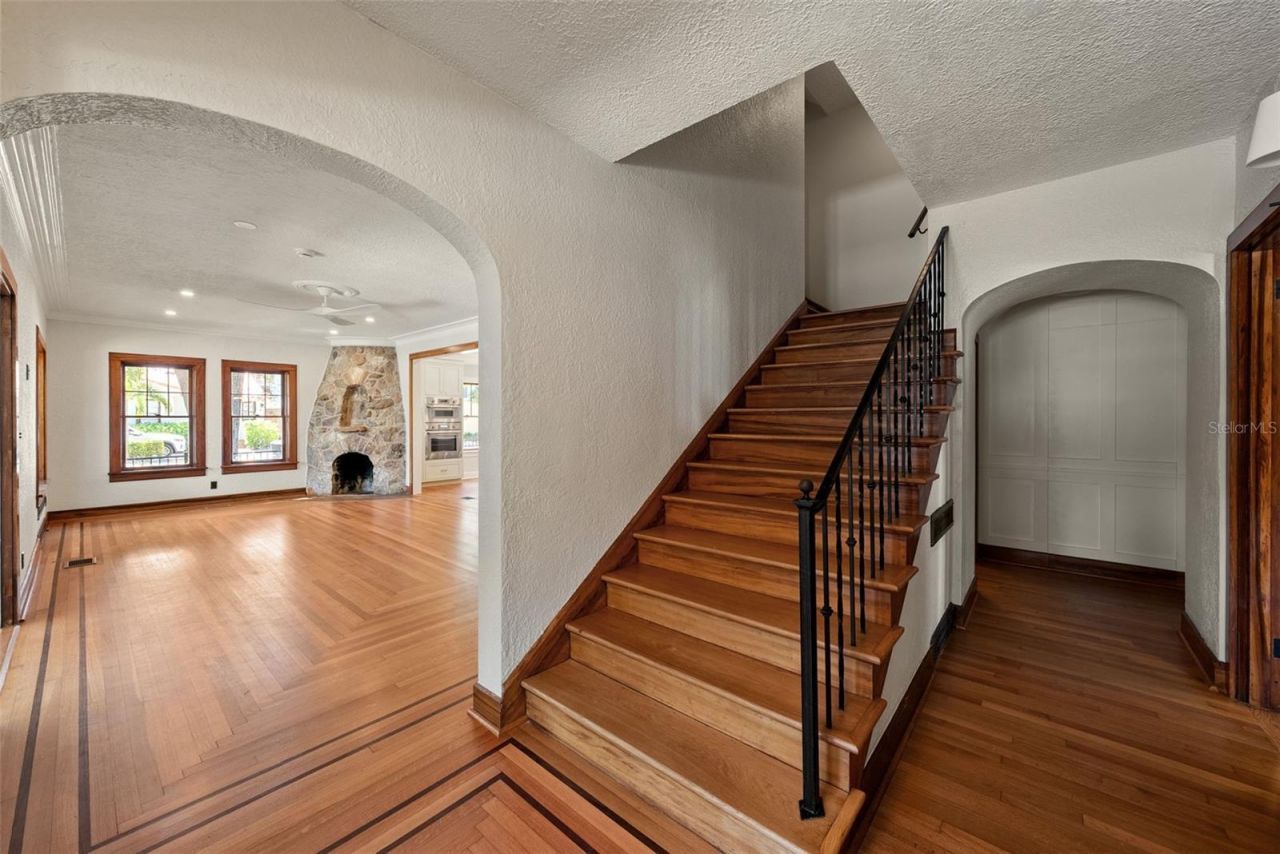 250 Mirror Lake Drive N, Saint Petersburg, FL 33701 Photo