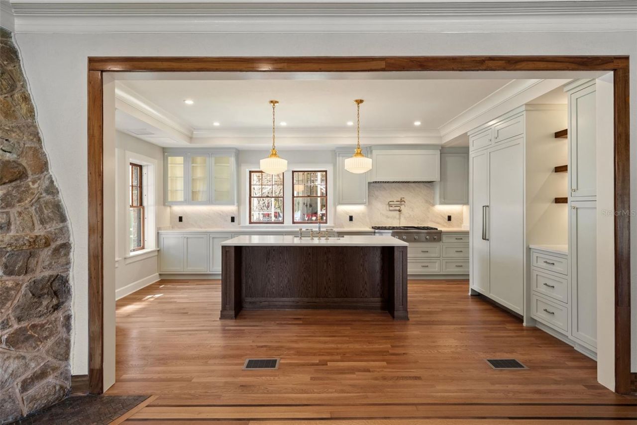 250 Mirror Lake Drive N, Saint Petersburg, FL 33701 Photo