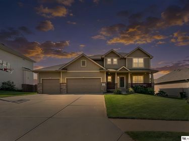 10605 Hillcrest Drive, La Vista, NE 68128