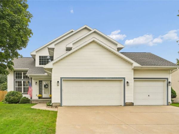 235 N 18th Ave , Hiawatha, IA 52233