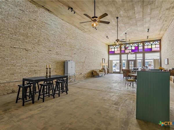 213 W Grand Avenue , Yoakum, TX 77995