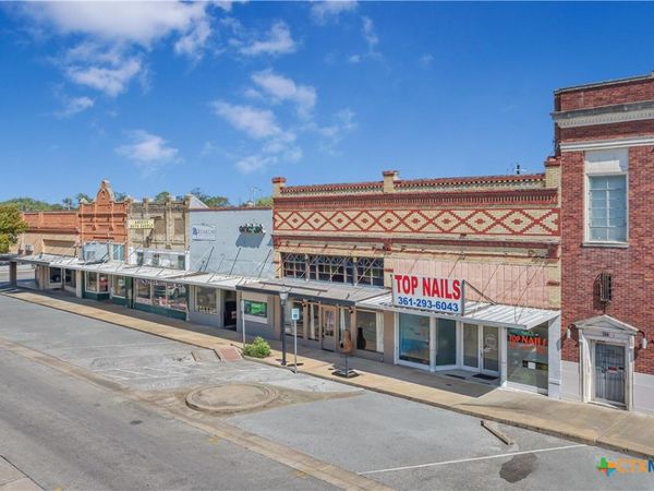 213 W Grand Avenue , Yoakum, TX 77995