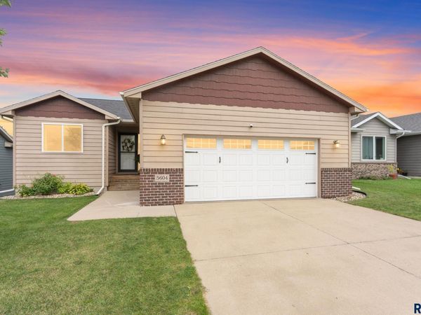 5604 W Oakcrest Dr, Sioux Falls, SD 57107