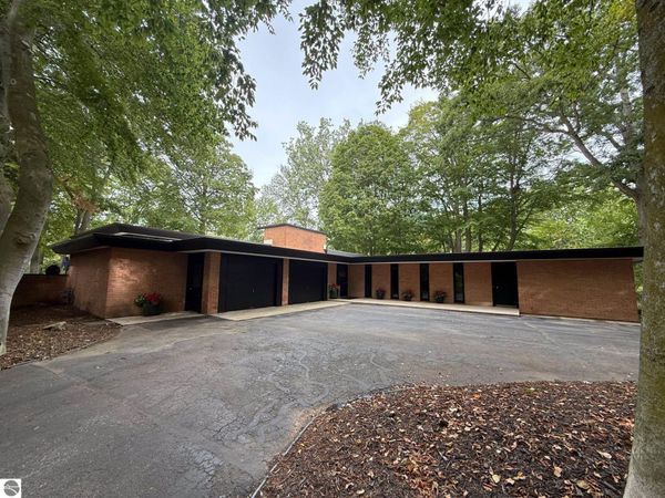 1121 Greenbanks Drive, Mt Pleasant, MI 48858