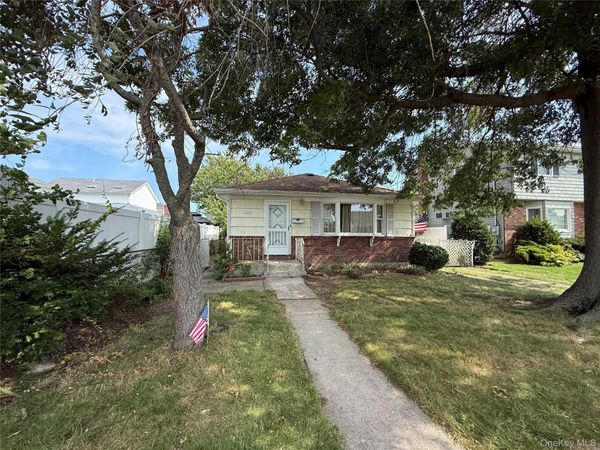 260 8th Street , Bethpage, NY 11714