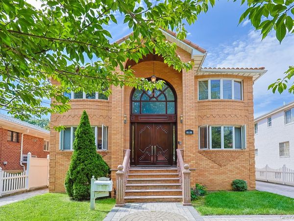 61-36 Cloverdale Blvd , Oakland Gardens, NY 11364