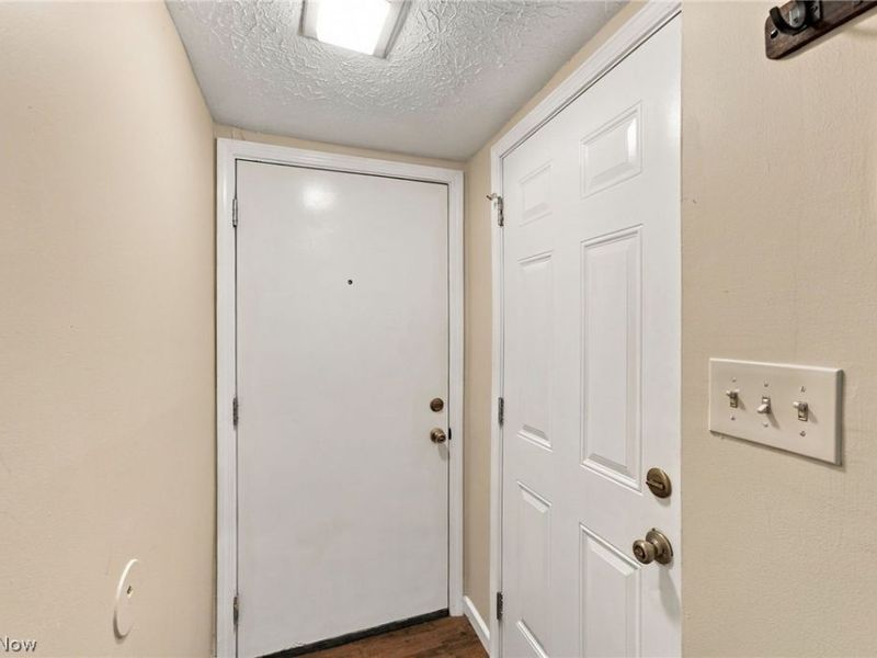 547 Center Avenue, Cuyahoga Falls, OH 44221 Photo 2