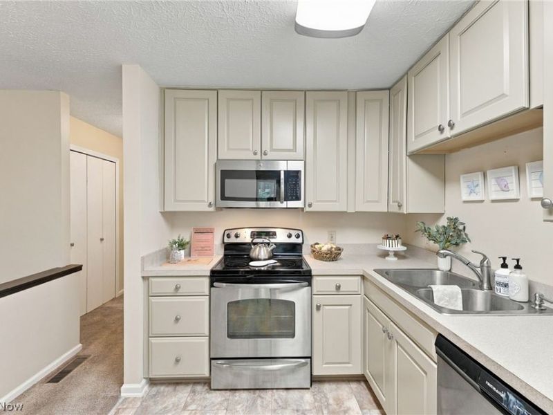 547 Center Avenue, Cuyahoga Falls, OH 44221 Photo 6