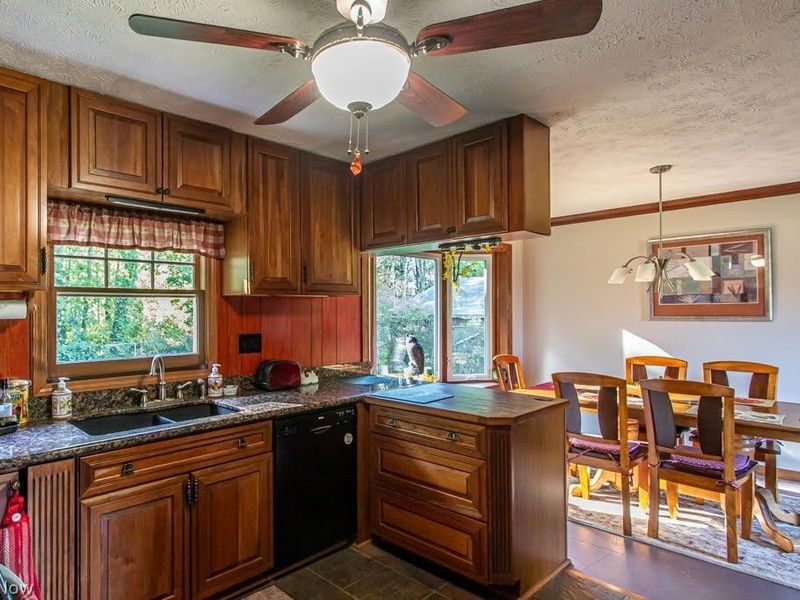 1386 Jewel Bay Road, Cortland, OH 44410 Photo 10