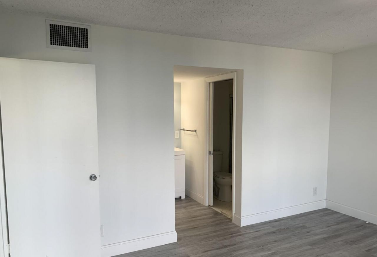 2425 Presidential Way, Unit 202, West Palm Beach, FL 33401 Photo