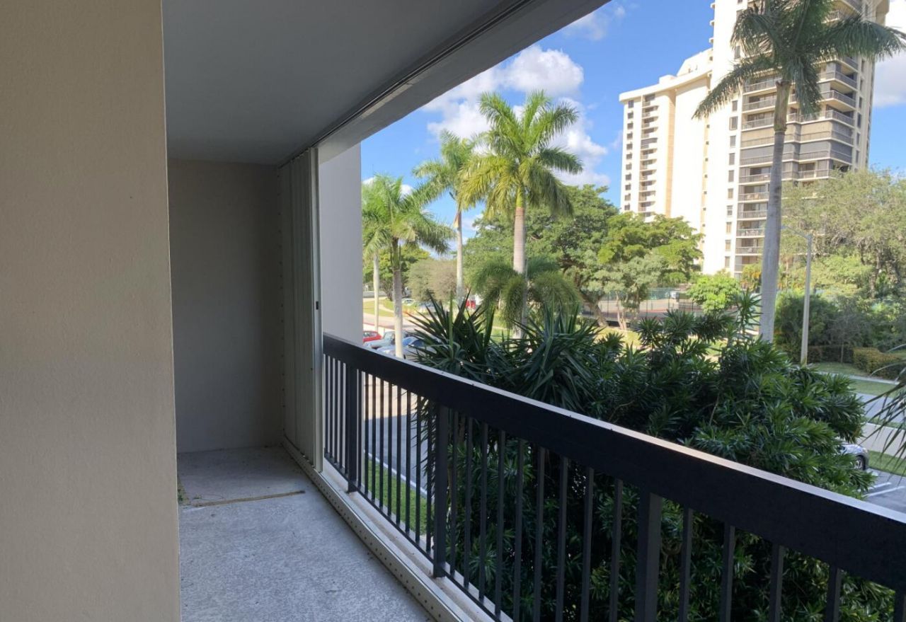 2425 Presidential Way, Unit 202, West Palm Beach, FL 33401 Photo