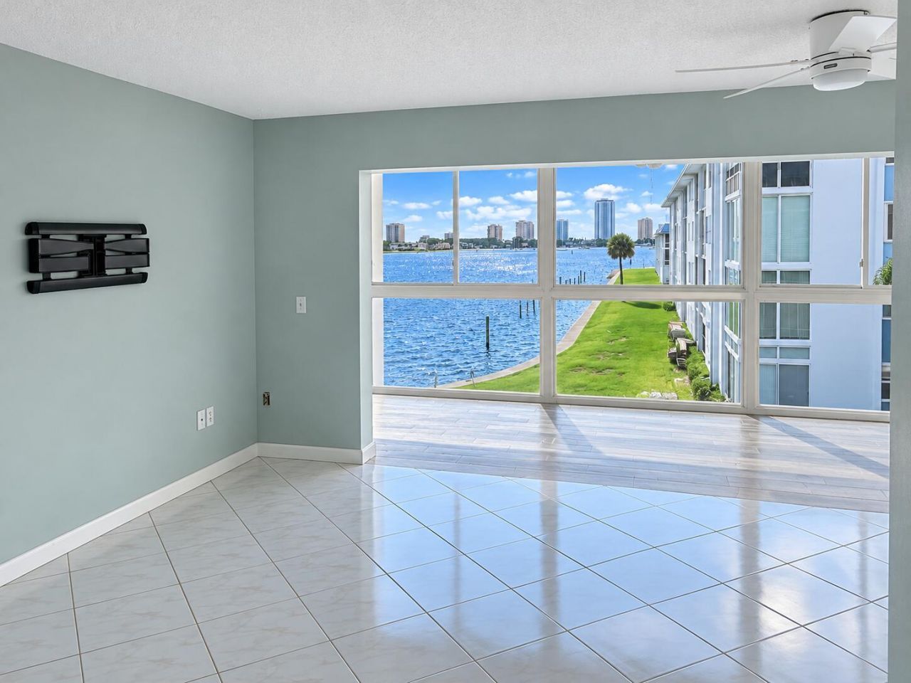 2936 Lake Shore Drive, Unit 309, Riviera Beach, FL 33404 Photo