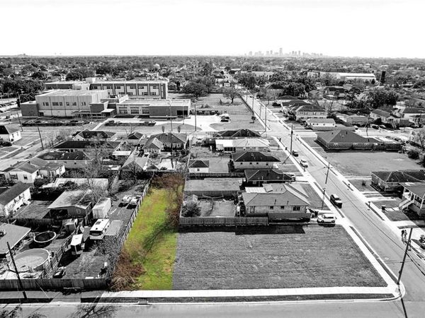 2318 VIENNA Street , New Orleans, LA 70122