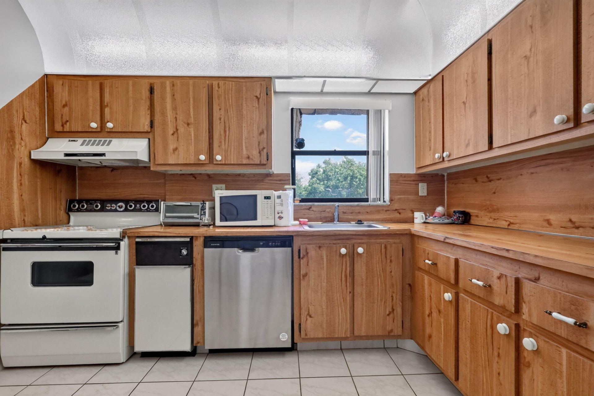 750 NE 199th Street, Unit 204H, Miami, FL 33179 Photo