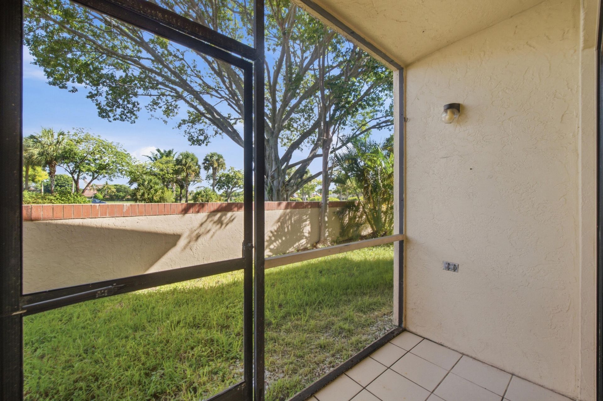 6585 Somerset Drive, Unit 102, Boca Raton, FL 33433 Photo