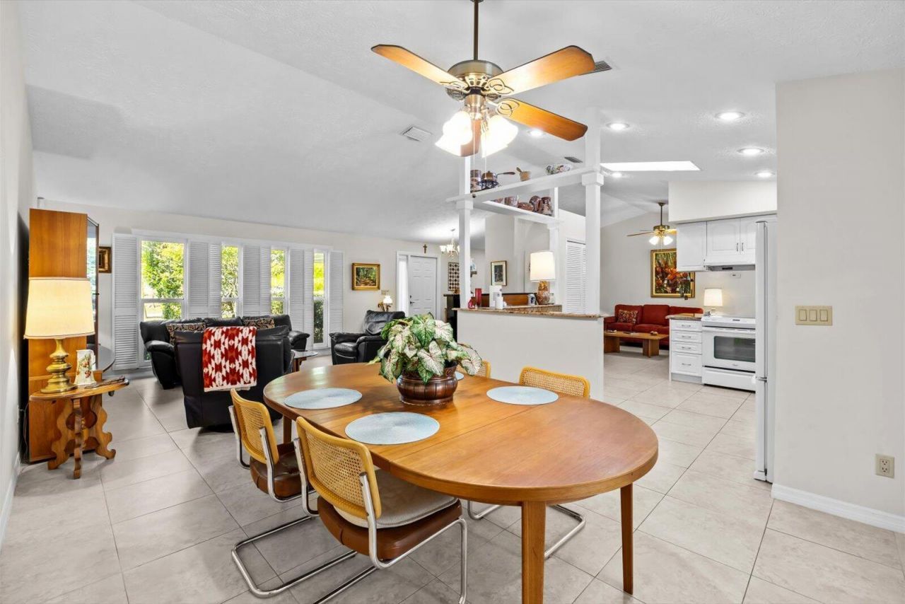 571 NE Town Terrace, Jensen Beach, FL 34957 Photo