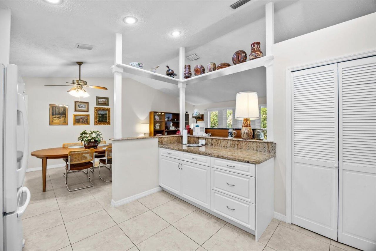 571 NE Town Terrace, Jensen Beach, FL 34957 Photo