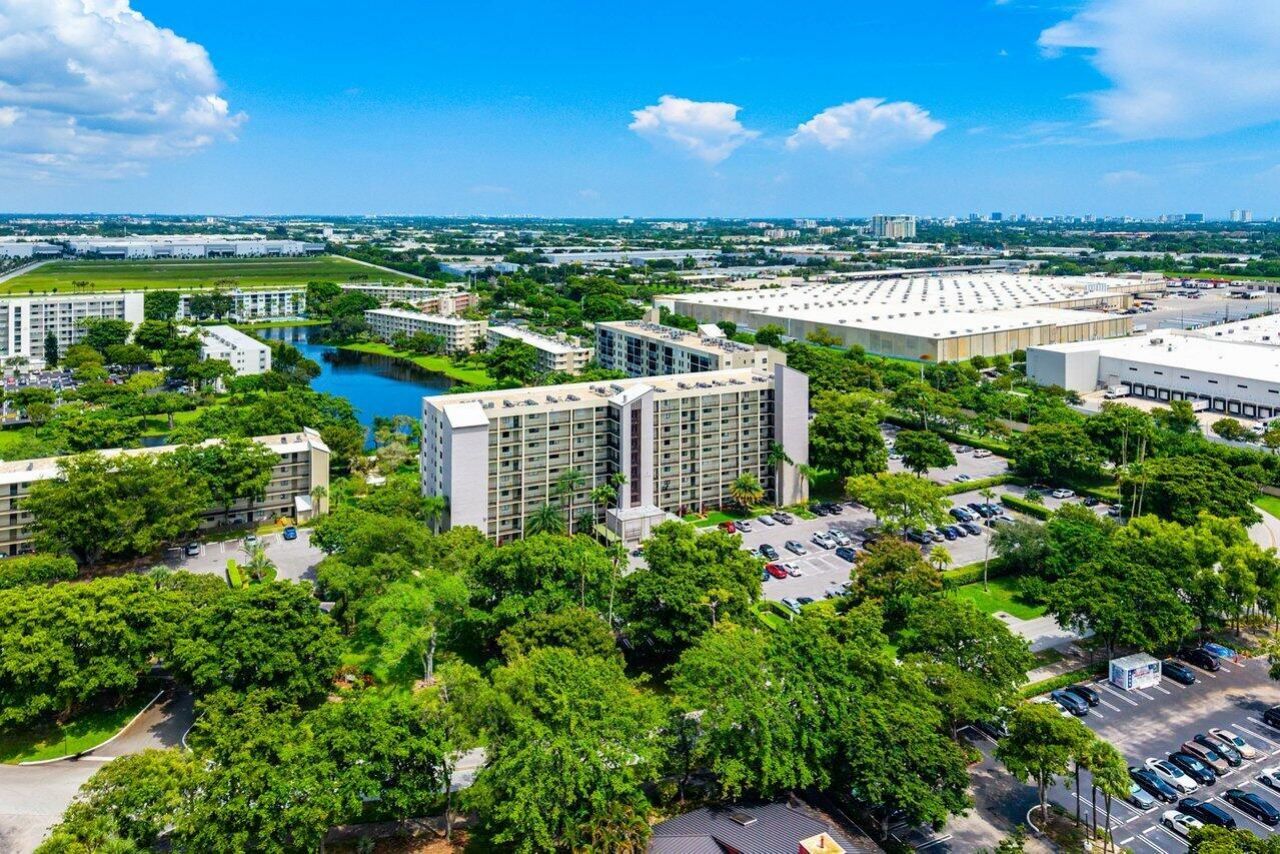 2205 S Cypress Bend Drive, Unit 103, Pompano Beach, FL 33069 Photo