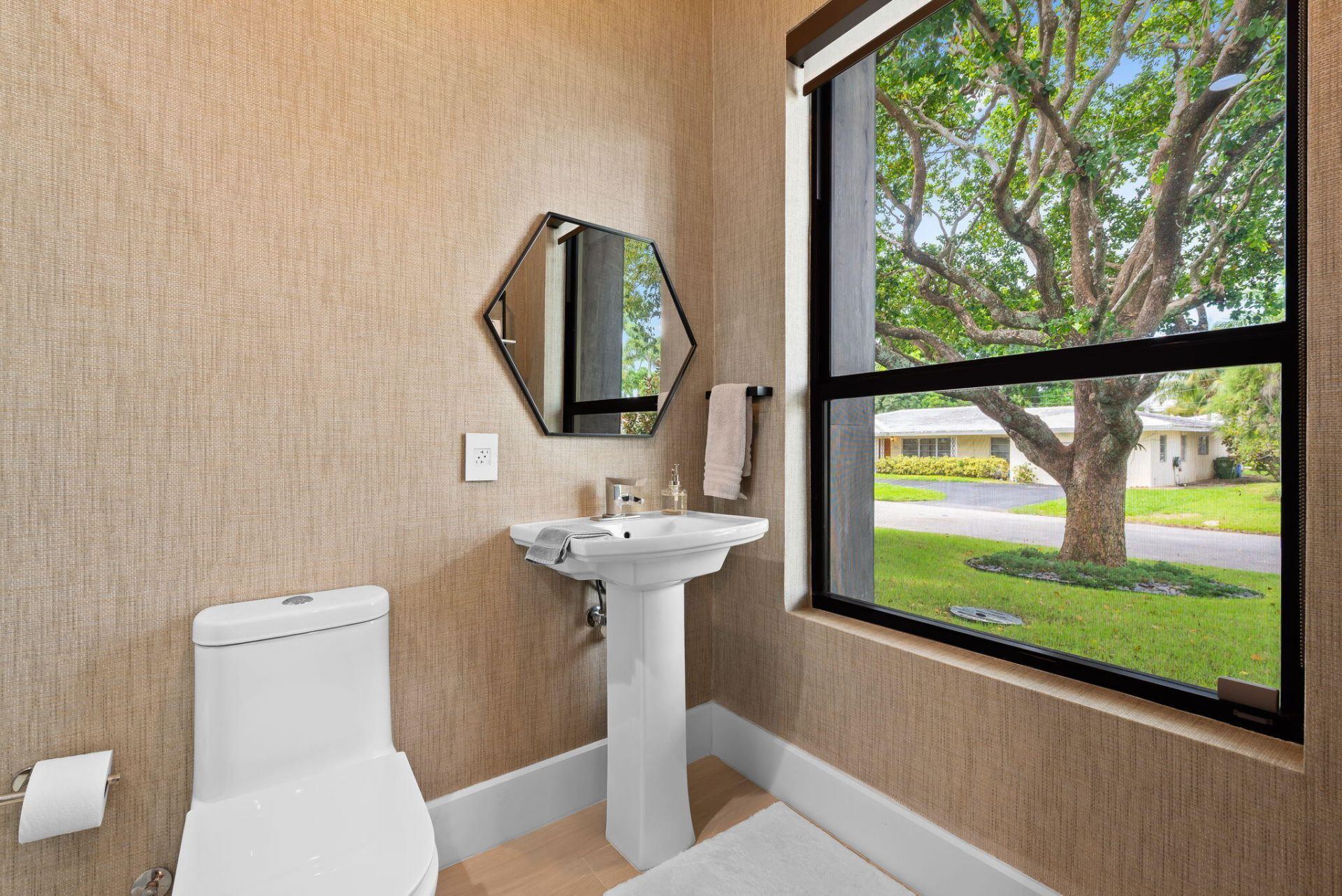 2424 NE 27th Avenue, Fort Lauderdale, FL 33305 Photo