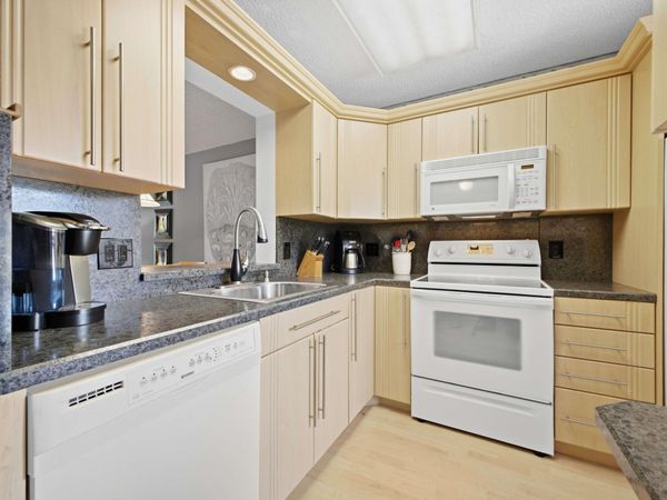 7145 Huntington Lane, Unit 205, Delray Beach, FL 33446