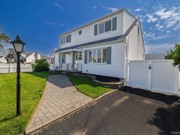 1128 Braxton Street , Uniondale, NY 11553