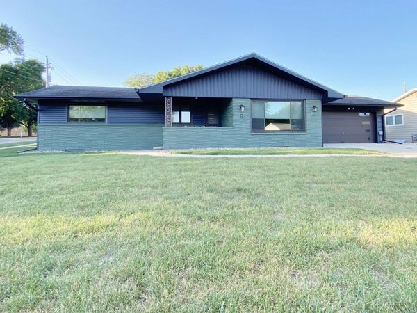 4 Edward Drive SW, LeMars, IA 51031