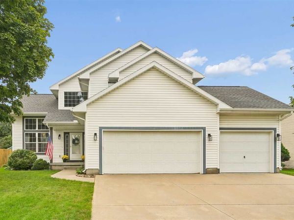 235 N 18th Ave, Hiawatha, IA 52233