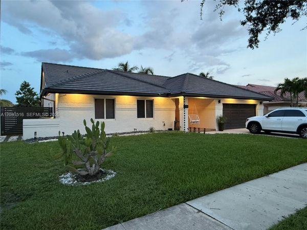 1035 NW 164th Ave , Pembroke Pines, FL 33028