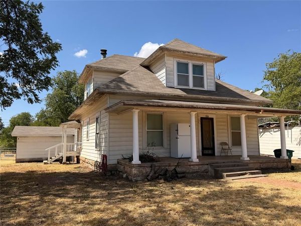 401 N Stratton Street , Seymour, TX 76380