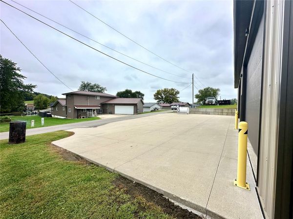 21020 265th Street, Manchester, IA 52057