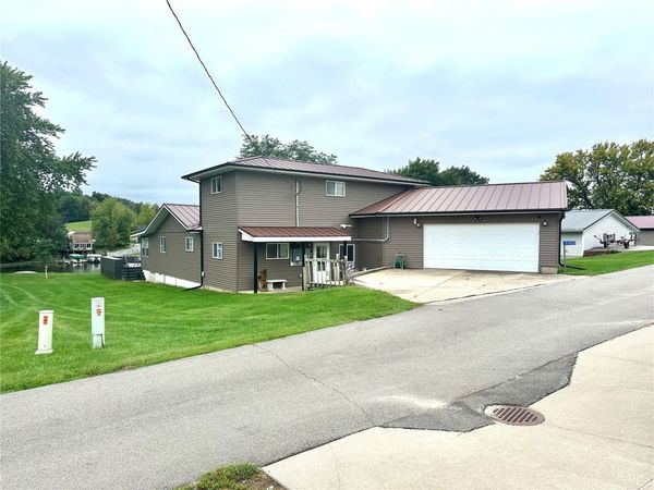 21020 265th Street , Manchester, IA 52057