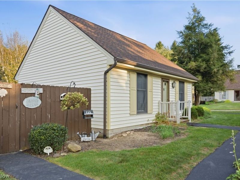 46103 New England Square, Unit D, New Waterford, OH 44445 Photo 2