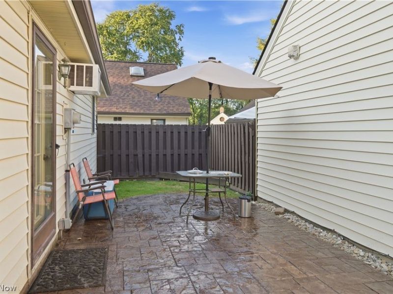 46103 New England Square, Unit D, New Waterford, OH 44445 Photo 4