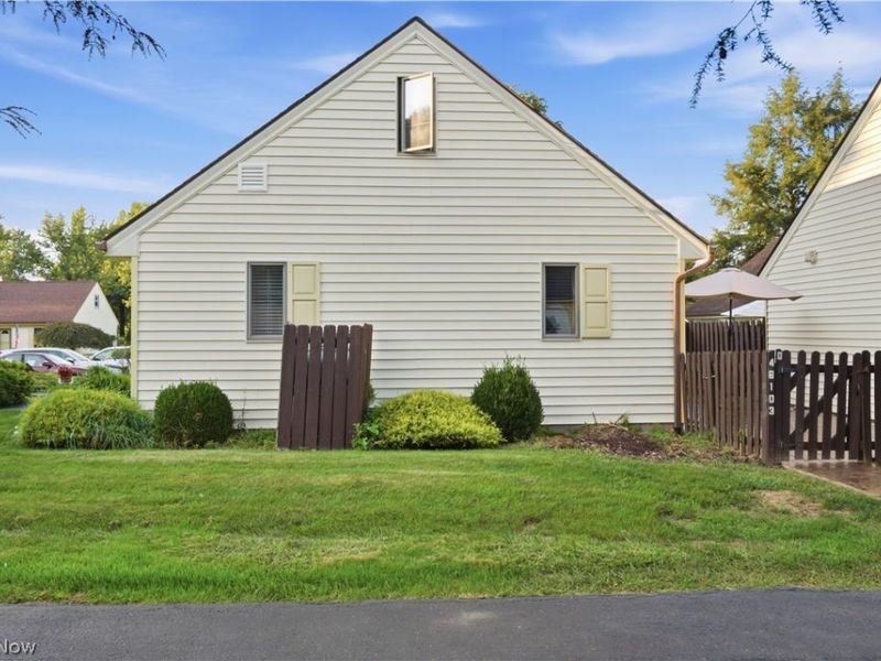 46103 New England Square, Unit D, New Waterford, OH 44445 Photo 5