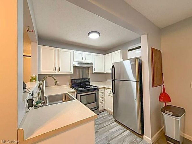 46103 New England Square, Unit D, New Waterford, OH 44445 Photo 9