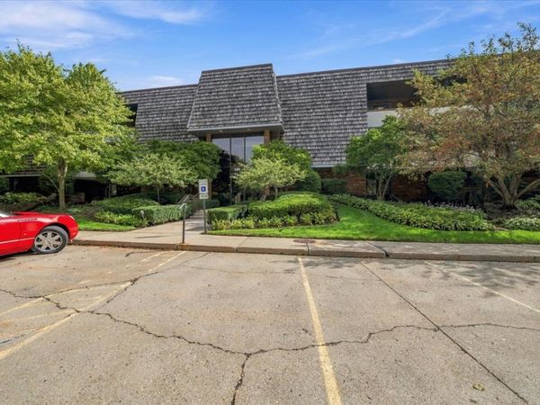 100 Red Top Drive , Unit 303, Libertyville, IL 60048