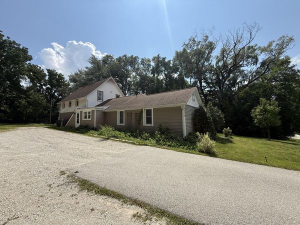 5036 S 92nd St, Greenfield, WI 53228